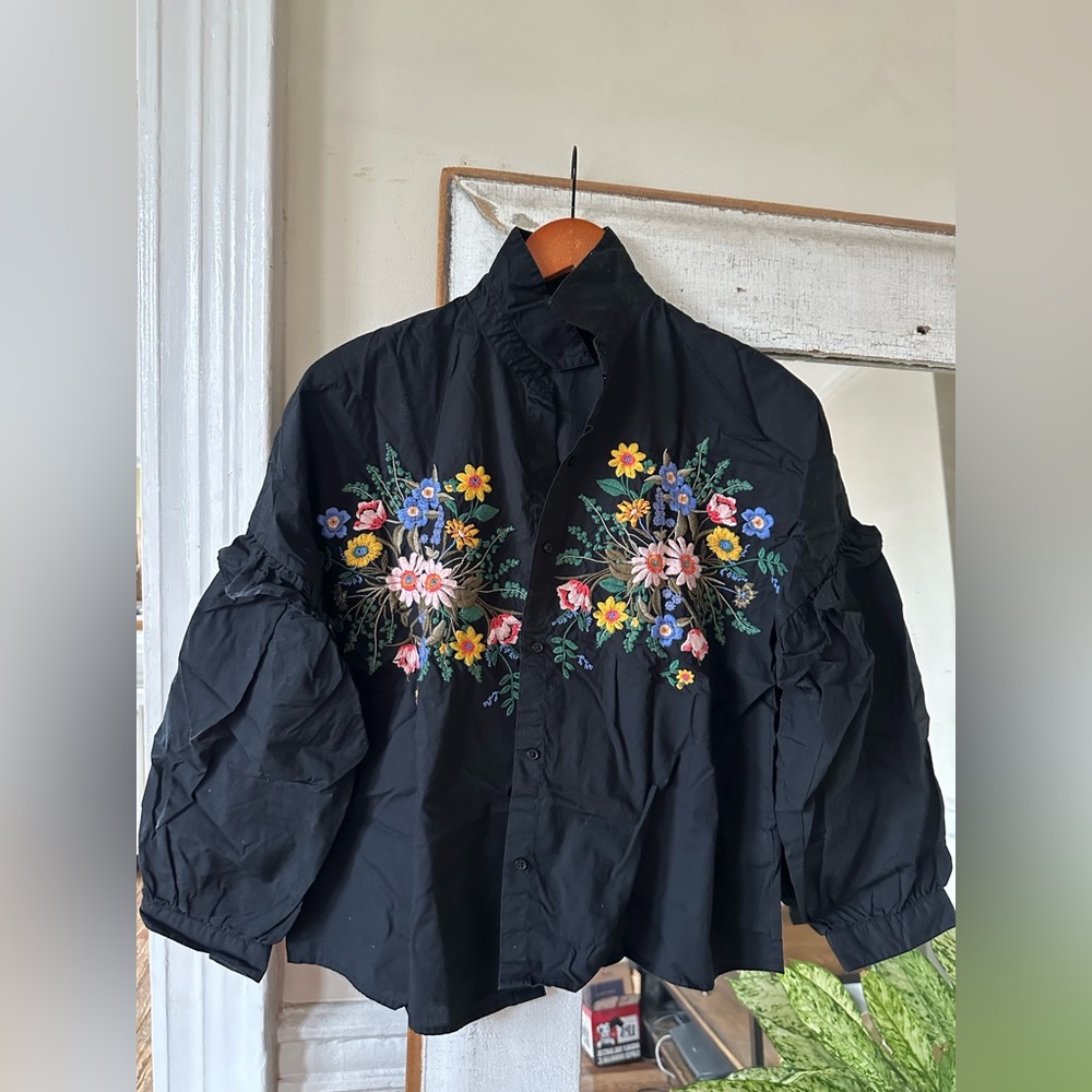 TopShop Sz US 2 Black floral embroidered button down